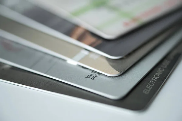 Макросъемка крупным планом с помощью кредитной карты — стоковое фото