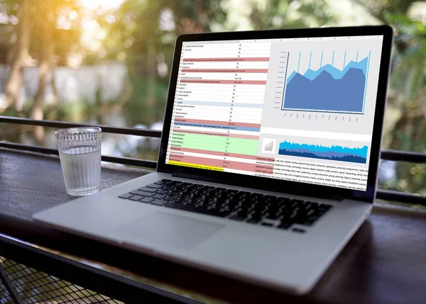 Business Information Technology pessoas trabalham duro Data Analytics — Fotografia de Stock
