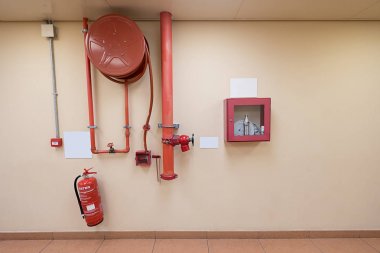 Yangın söndürücü işletim tairwell yangın escapeกd içinde