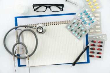 İyi sağlık tıbbi malzeme izole beyaz tıp aletleri kavramı üzerinde