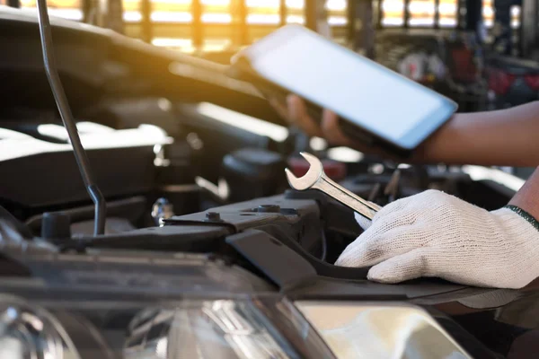 Mecânico de reparação de um carro na garagem Auto reparação do motor do carro, clo — Fotografia de Stock