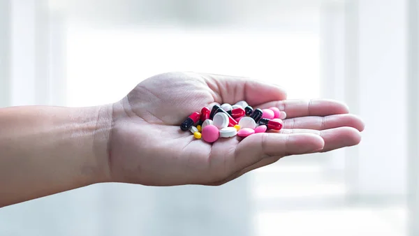 Prášky a léky v lékárně farmaceutické medicíny ruku — Stock fotografie