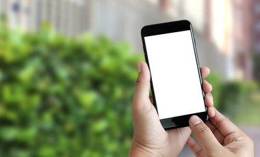 Akıllı telefon teknolojisi ve telefon techno kullanarak adam ellerini kapatın