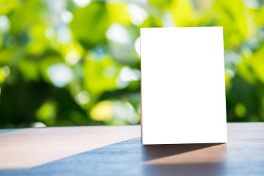 Sahte menü çerçeve çadır kart bulanık arka plan tasarımı kadar stand