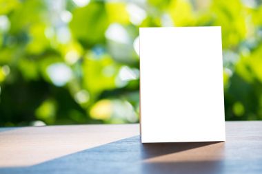 Sahte menü çerçeve çadır kart bulanık arka plan tasarımı kadar stand