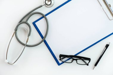 İyi sağlık tıbbi malzeme izole beyaz tıp aletleri kavramı üzerinde