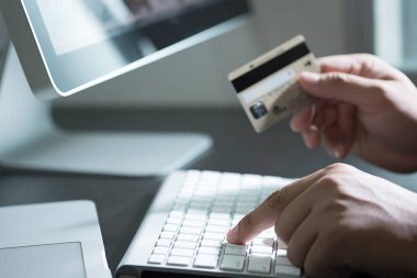 Onli için akıllı telefon ile kredi kartı Online ödeme kadar yakın