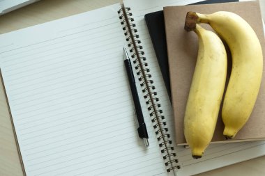 ev ofis çalışma alanı üstten görünüm portre defter düz yatıyordu