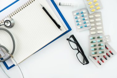 İyi sağlık tıbbi malzeme izole beyaz tıp aletleri kavramı üzerinde