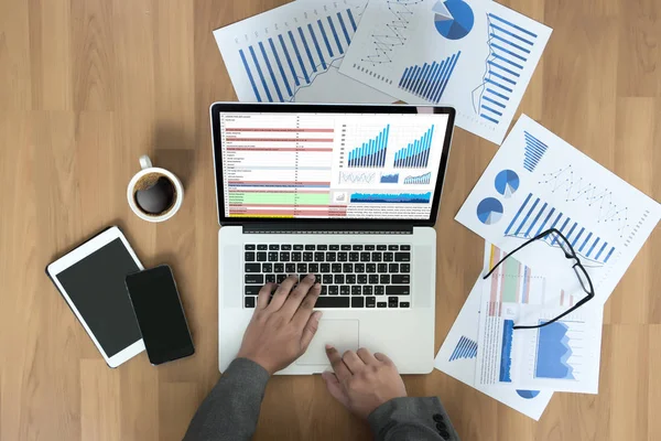 Üzleti információ-technológia az emberek dolgozik kemény adatok Analytics — Stock Fotó