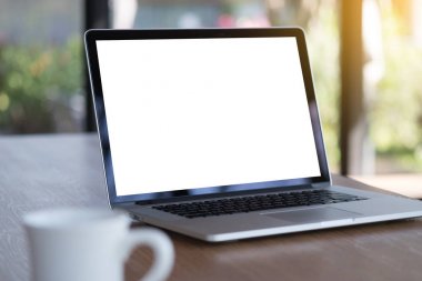 Tablo boş ekrana sahip dizüstü bilgisayarı. Çalışma alanı arka plan yeni proj