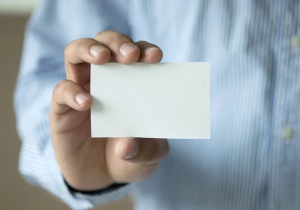 Adamı vurdum closeup beyaz kartvizit plastik banka kartı des göster — Stok fotoğraf