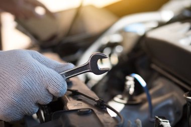 Bir araba garaj otomatik onarım araba motoru, clo tamiri tamircisi