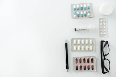 İyi sağlık tıbbi malzeme izole beyaz tıp aletleri kavramı üzerinde