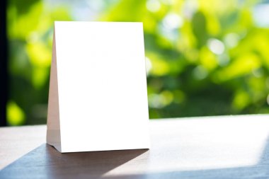 Sahte menü çerçeve çadır kart bulanık arka plan tasarımı kadar stand