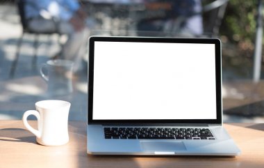 Tablo boş ekrana sahip dizüstü bilgisayarı. Çalışma alanı arka plan yeni proj