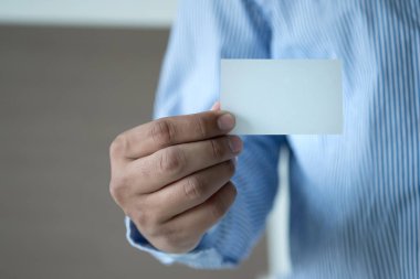 Adamı vurdum closeup beyaz kartvizit plastik banka kartı des göster