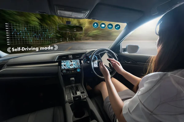 Özerk sürüş araba ve dijital hız göstergesi teknoloji görüntü 