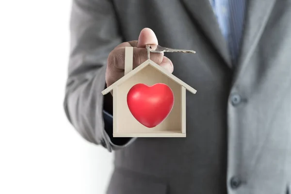 Mãos segurando mão casa — Fotografia de Stock