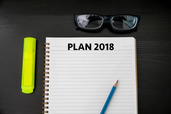 Plano 2018 Reunião da equipe de negócios do Notebook com um Plano 2018 — Fotografia de Stock