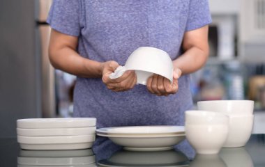 Kadın Temizleme ürün kavramı dishware evde temiz silerek bir