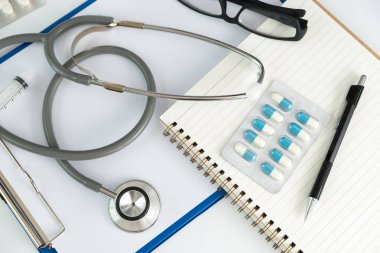 İyi sağlık tıbbi malzeme izole beyaz tıp aletleri kavramı üzerinde