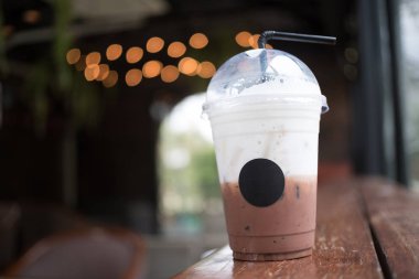 Sabah ışık buz kafede kahve fincanı