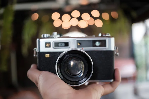 Klassische alte analoge Kamera Vintage-Farbeffekt-Kamera in der Hand — Stockfoto