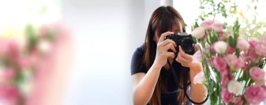 kamera pho tutan kamera kadın kullanmak retro film kamera yaşam tarzı