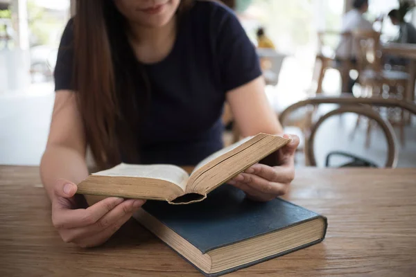 Mooi meisje graag zitten lezen van een boek Close-up van vrouwelijke re — Stockfoto