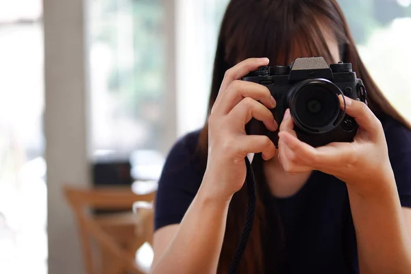 Kamerafrau verwendet Retro-Filmkamera Lebensstil hält Kamera pho — Stockfoto