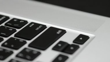 Adamın handpress düğme üstünde belgili tanımlık bilgisayar klavye girin.
