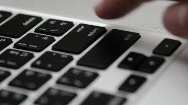 Adamın handpress düğme üstünde belgili tanımlık bilgisayar klavye girin.