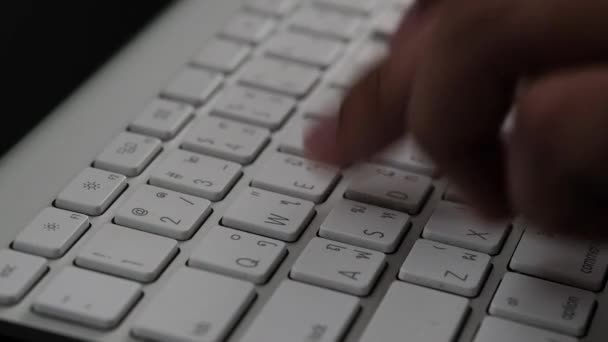 Ofis Elini Klavye Adam Dizüstü Bilgisayarda Yazarak Yazma Çalışma — Stok video