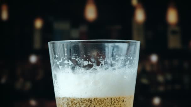 Gieten Van Een Tapbiertje Pils Uit Bovenste Glas Vormen Golven — Stockvideo