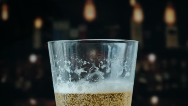 在餐厅或酒馆里 从顶部玻璃杯中倒出一杯啤酒 形成波浪 — 图库视频影像