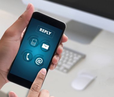 İşadamı im için çalışan bilgisayarda ileti e-posta yanıt