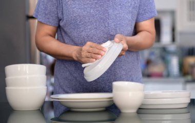 Kadın Temizleme ürün kavramı dishware evde temiz silerek bir