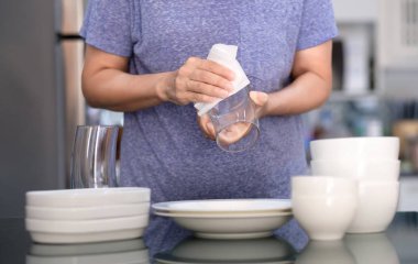 Kadın Temizleme ürün kavramı dishware evde temiz silerek bir