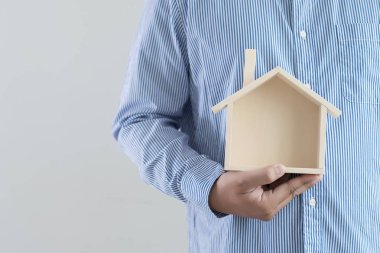 Evi adam holding eller