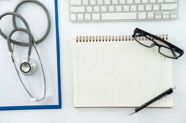İyi sağlık tıbbi malzeme izole beyaz tıp aletleri kavramı üzerinde