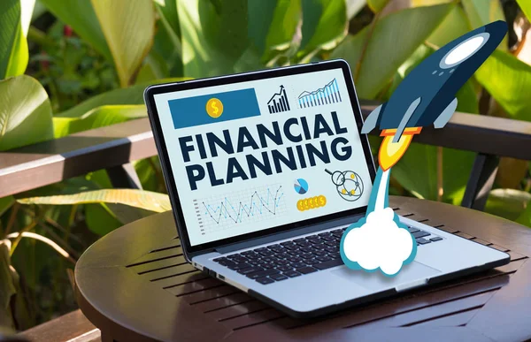 Planificación financiera Planificación de la jubilación mujer y hombre en la jubilación — Foto de Stock