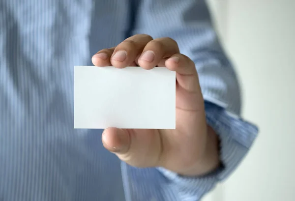 Adamı vurdum closeup beyaz kartvizit plastik banka kartı des göster — Stok fotoğraf