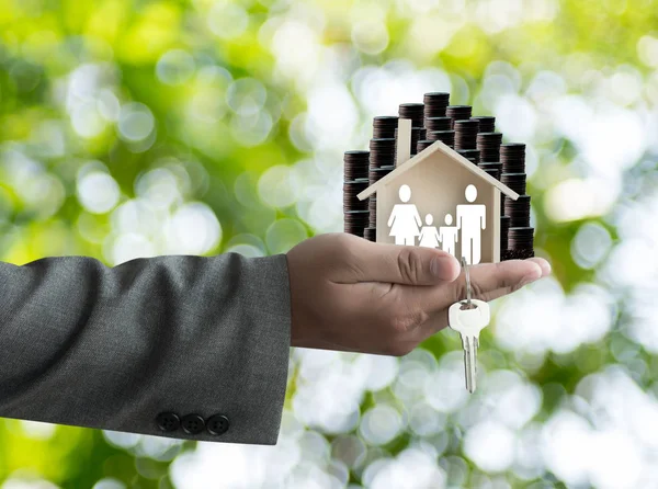 Mãos segurando mão casa — Fotografia de Stock