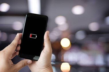 Akıllı telefon pil şarjlı pil kullanarak adam ellerini kapatın