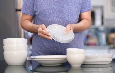 Kadın Temizleme ürün kavramı dishware evde temiz silerek bir