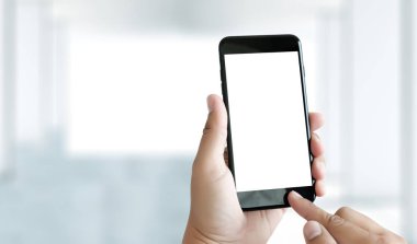 Akıllı telefon teknolojisi ve telefon techno kullanarak adam ellerini kapatın