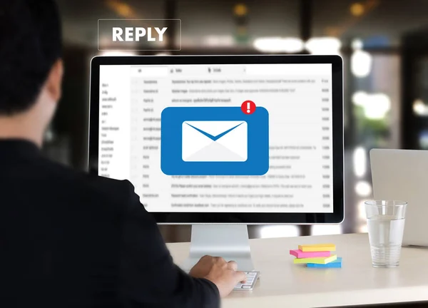 Contestar el mensaje de correo electrónico en el ordenador Empresario está trabajando para im —  Fotos de Stock