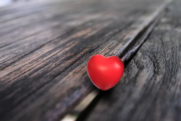 Coração de amor na madeira Valentine Day fundo — Fotografia de Stock