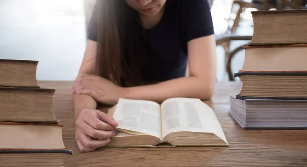 Mooi meisje graag zitten lezen van een boek Close-up van vrouwelijke re — Stockfoto